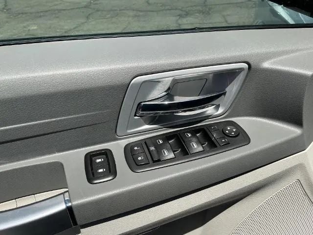 2008 Chrysler Town & Country Touring Minivan 4D