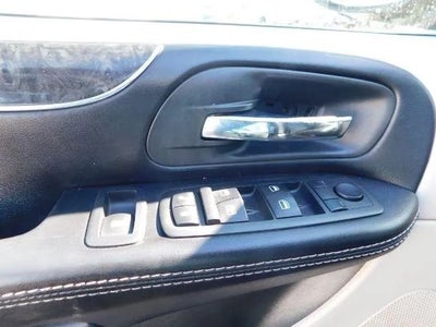 2014 Chrysler Town & Country Touring Minivan 4D