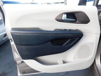 2017 Chrysler Pacifica Touring Minivan 4D