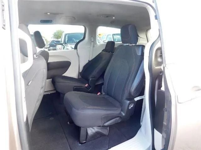 2017 Chrysler Pacifica Touring Minivan 4D