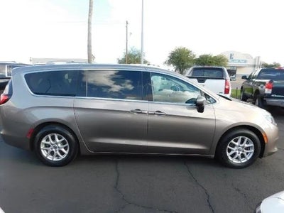 2017 Chrysler Pacifica Touring Minivan 4D