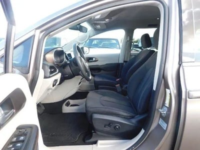 2017 Chrysler Pacifica Touring Minivan 4D