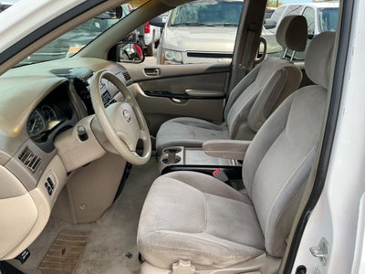 2004 Toyota Sienna LE Minivan 4D