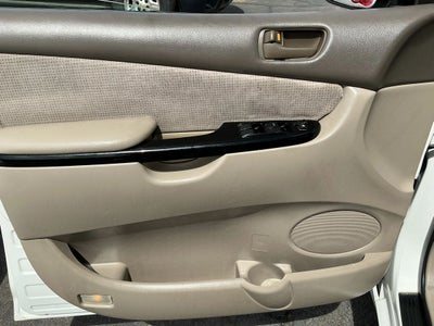2004 Toyota Sienna LE Minivan 4D