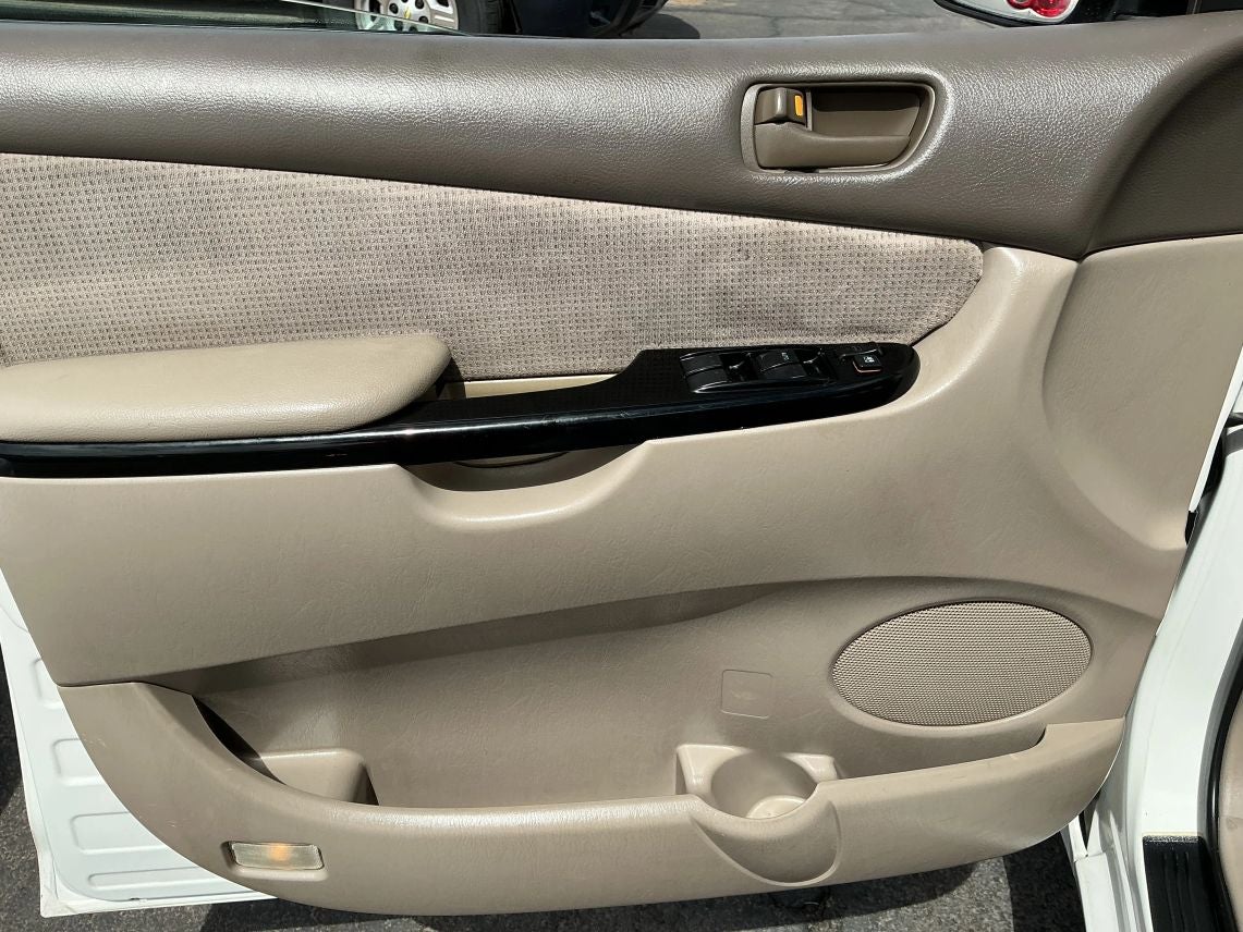 2004 Toyota Sienna LE Minivan 4D