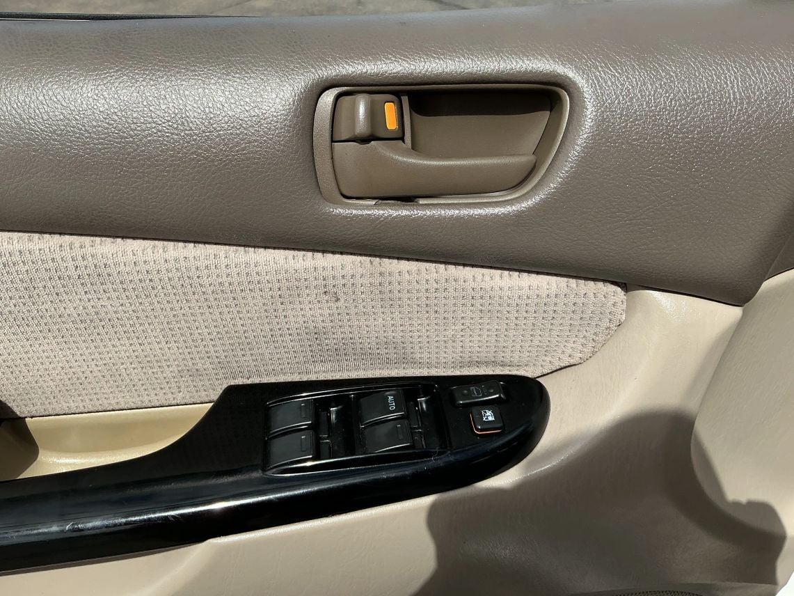 2004 Toyota Sienna LE Minivan 4D
