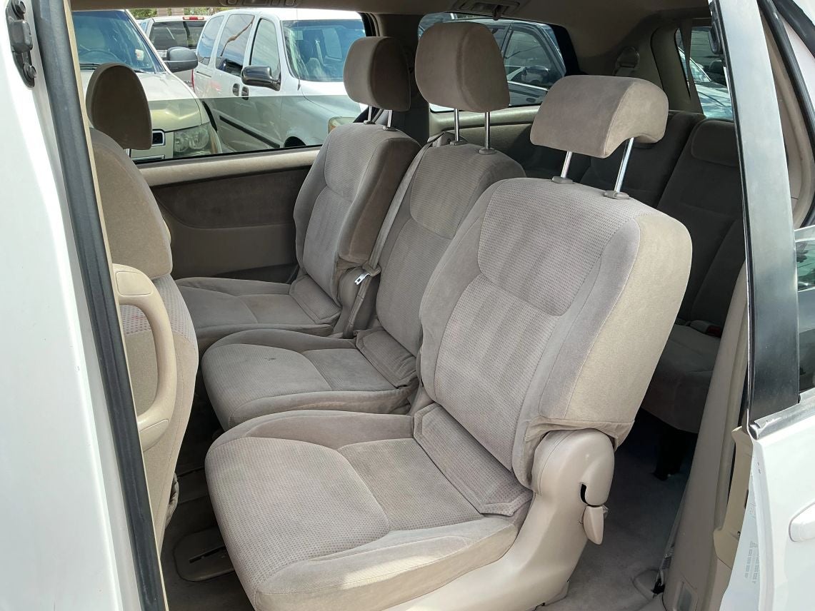 2004 Toyota Sienna LE Minivan 4D
