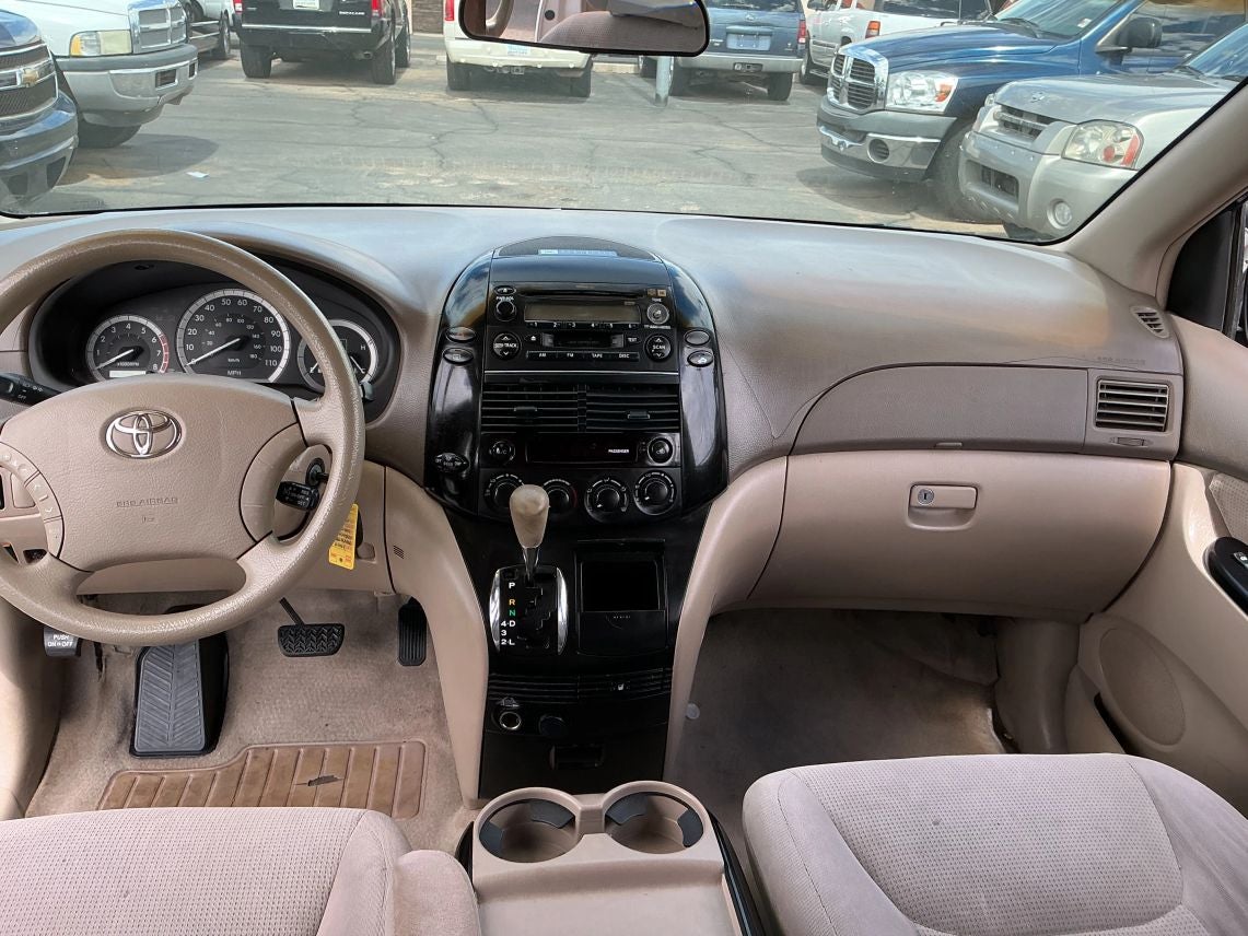 2004 Toyota Sienna LE Minivan 4D