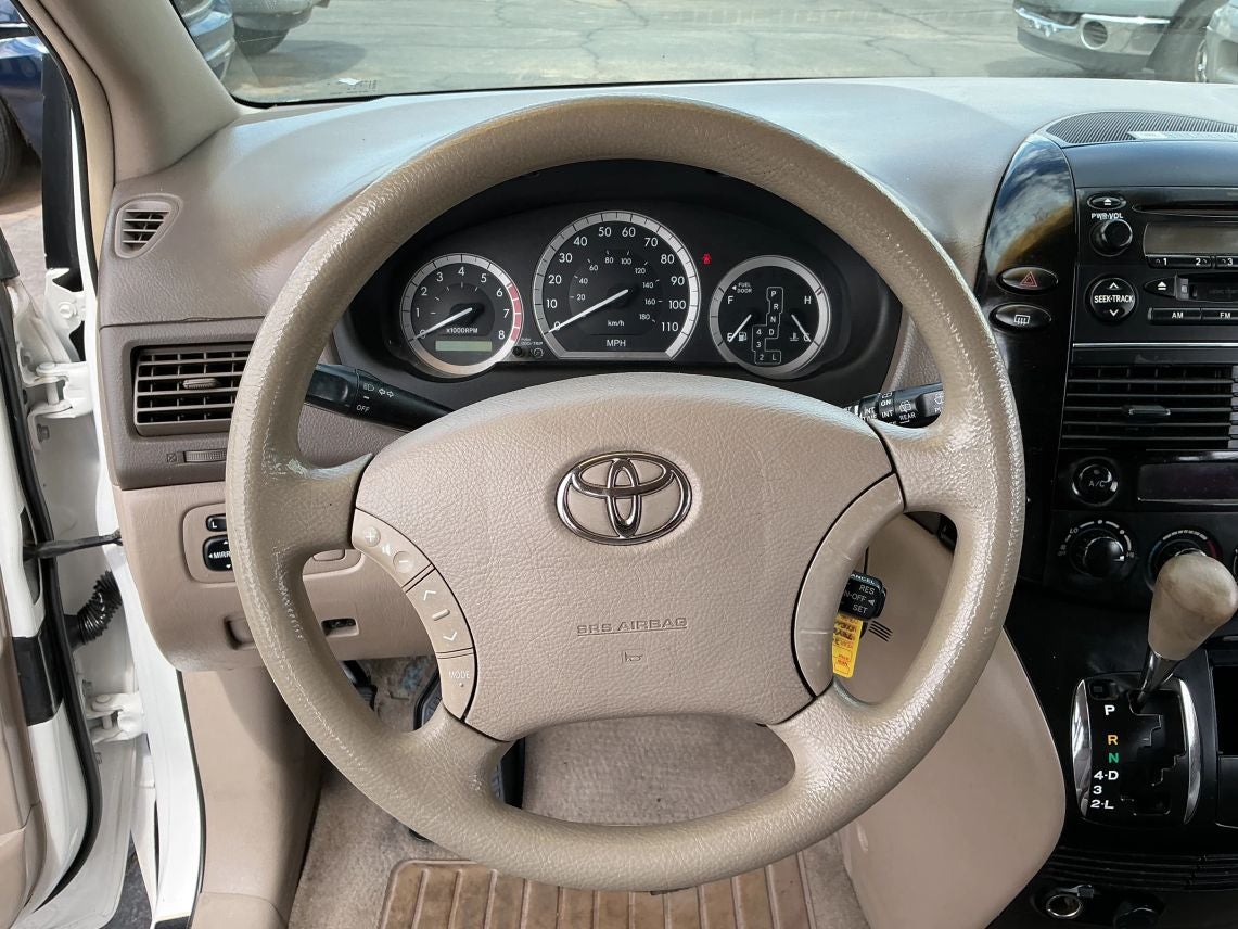 2004 Toyota Sienna LE Minivan 4D